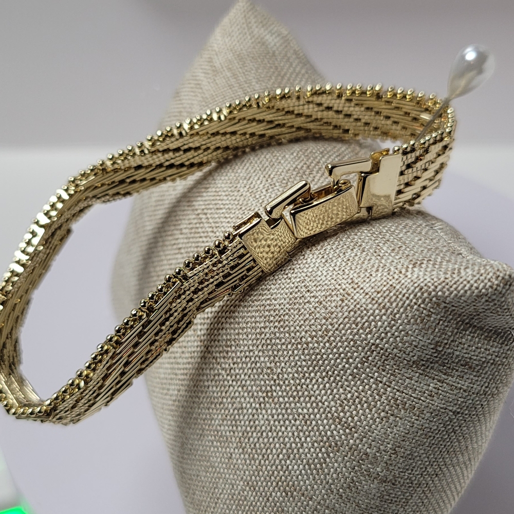 It is an elegant gold-plated bracelet that is waterproof, sweatproof, and chlori - Picture 4 of 4